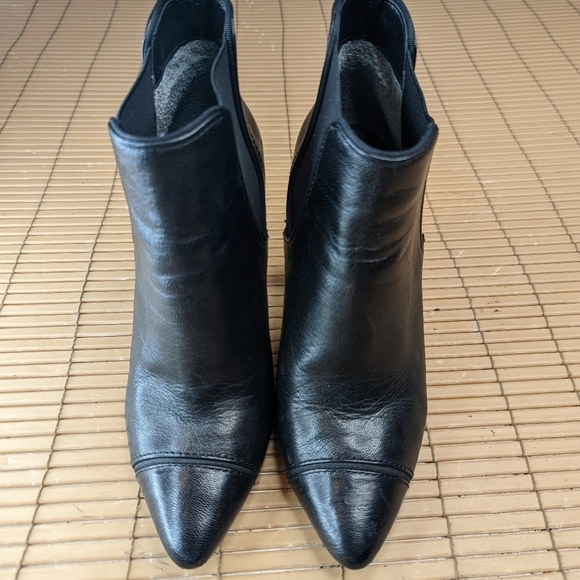 TORY BURCH 166132 Black Leather Pointy Cap Toe Booties Gold Logo Heel size 7 M. - Picture 3 of 11